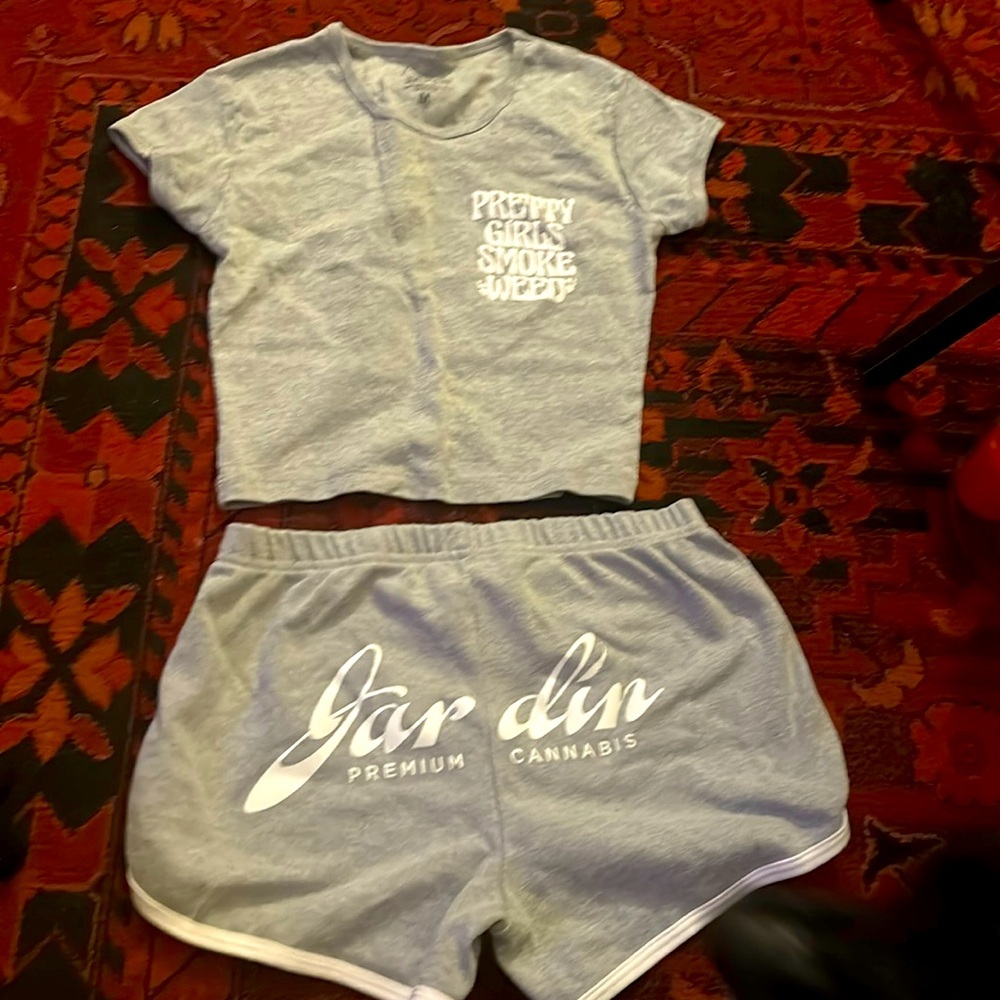 Pretty girls smoke jardin set